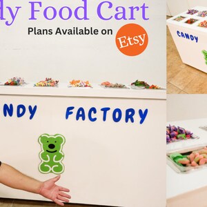 Peut inclure: Un chariot &agrave; bonbons en bois blanc avec l'inscription "Candy Factory" sur le devant. Le chariot comporte plusieurs compartiments remplis de bonbons vari&eacute;s. Le chariot est sur un sol carrel&eacute;. Plans disponibles sur Etsy.