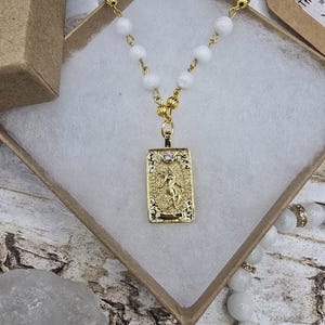 El tarot del mundo en collar de piedra lunar