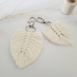 Keychain macramé feather