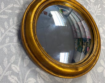 Può includere: Una tazza di ceramica bianca con manico nero e la scritta "But First, Coffee" in grassetto nero. La tazza è posta su uno sfondo sfocato, che suggerisce un'atmosfera accogliente.