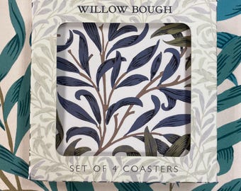 Può includere: Un set di quattro sottobicchieri in una scatola con un design floreale. I sottobicchieri presentano un motivo di foglie e rami blu e verdi su sfondo bianco. La scatola riporta "WILLOW BOUGH" e "SET OF 4 COASTERS".