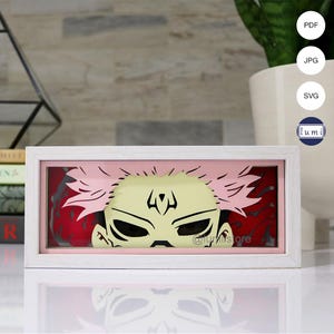 Può includere: Una cornice bianca con un passepartout rosa circonda un ritaglio di carta di un personaggio con i capelli rosa e il viso giallo. Il personaggio ha un'espressione minacciosa con occhi scuri e un disegno nero sulla fronte. Lo sfondo è rosso.