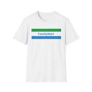 Peut inclure: T-shirt blanc avec un design de rayures vertes et bleues et le texte "FamilyMart" en noir.