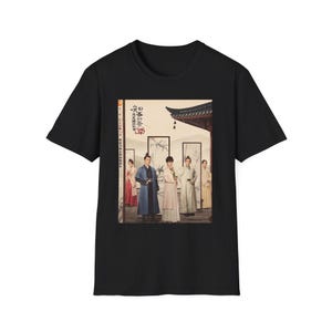 Op de afbeelding: Zwart T-shirt met een vintage posterprint van een groep mensen in traditionele Chinese kleding die voor een gebouw staan. De tekst op de poster luidt "Long Chin".