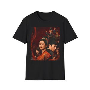 Könnte beinhalten: Schwarzes T-Shirt mit einem grafischen Druck einer Gruppe von Personen in traditioneller koreanischer Kleidung. Der Druck zeigt eine Frau in einem roten und goldenen Kleid und einen Mann mit einem schwarzen Hut und blauer Kleidung. Der Text "The King's Affection" ist auf dem T-Shirt gedruckt.