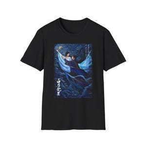 Peut inclure: T-shirt noir avec un imprimé graphique d'un couple dans un décor fantastique bleu et blanc. Le texte "沧海桑田" est imprimé sur le t-shirt.