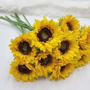 Con un grande girasole artificiale da 50 cm (20") di stelo, un grande girasole giallo, un bouquet di girasoli, un filo di girasole con foglia, un fiore autunnale