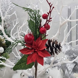 Picareta de poinsétia vermelha, enfeites de árvore de Natal, arranjos florais de caule, guirlanda de pinheiro e frutas vermelhas e buquê de decorações para árvores de Natal