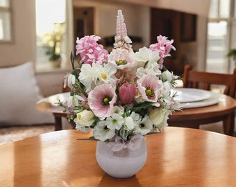 Arranjo de flores de seda da primavera: papoulas, jacintos e tulipas em vaso de cerâmica