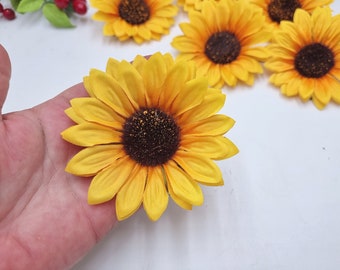 Pode incluir: Um close-up de um girassol amarelo com um centro marrom escuro. O girassol é cercado por outros girassóis, todos amarelos com centros marrons escuros.