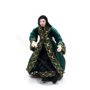Poupée médiévale vintage miniature fabriquée à la main en velours vert