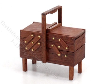 Caja de costura en miniatura para casa de muñecas