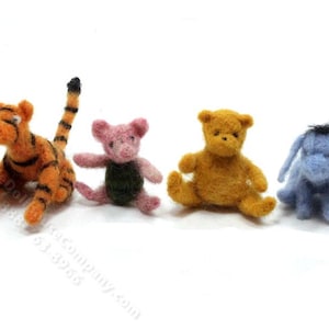 Puede incluir: Un conjunto de cinco figuritas de animales de fieltro, que incluyen un tigre, un cerdo, un oso y un burro. Las figuritas son todas pequeñas y están hechas de un material suave y peludo.