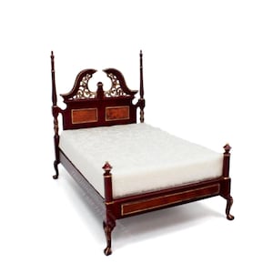 Cama de dossel Harding em miniatura para casa de bonecas