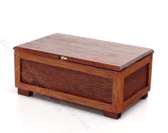 Baúl de cedro en miniatura para casa de muñecas