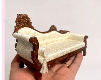 Chaise longue vittoriana intagliata in miniatura per casa delle bambole - Noce