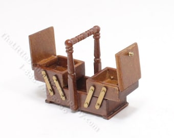 Caja de costura en miniatura para casa de muñecas