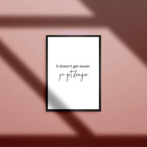Impresión digital motivacional: «No se hace más fácil, se hace más fuerte» - Arte tipográfico - Tamaño A4 - Descarga instantánea - Nube lila