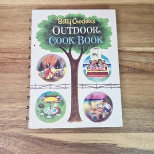 1961 General Mills Betty Crockers Outdoor Cookbook - 1st Edition - Kitchy Cook Book - Ring Binder, Betty Crocker Hardcover Cookbook