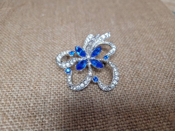 Vintage Aurora Blue Crystal Mid Century Abstract Ribbon Brooch Vintage Aurora Borealis Rhinestone Brooch: Mid-century Blue  main image 3