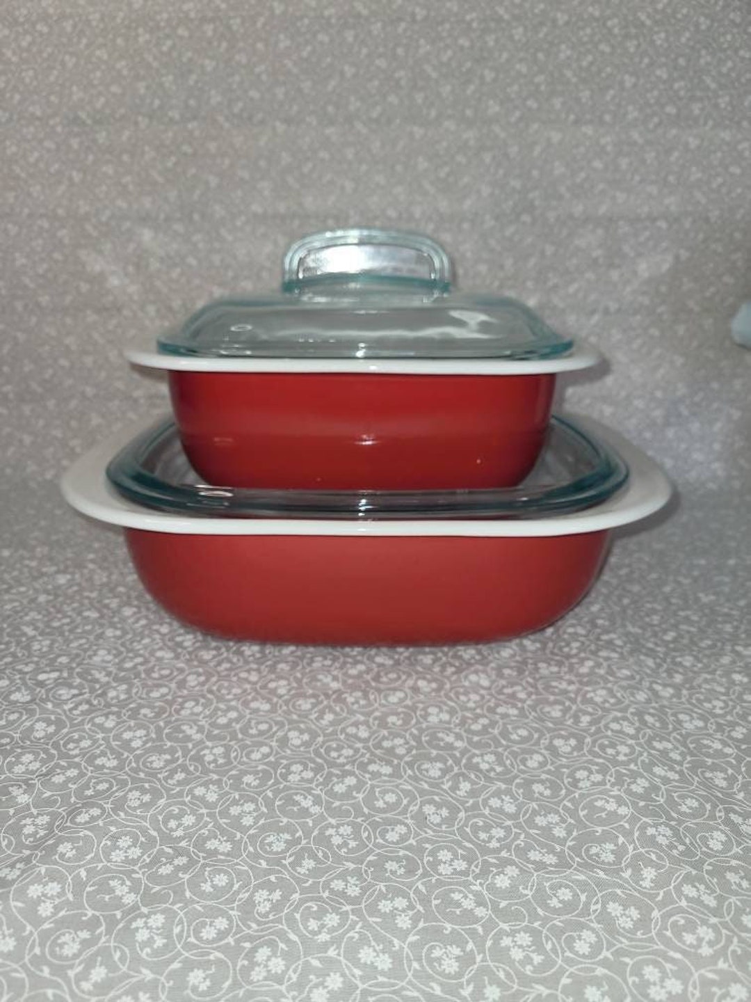 2 Vintage Red Corelle Vitrelle Casserole Dishes With Original Lids 2.5