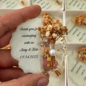 Personalisierter Magnet Favor, Epoxy Magnet, Verlobungsgeschenk, Brautparty Gefälligkeiten, Trockenblumen Magnet für Gäste, Hochzeitsgeschenke, Hochzeitsmagnet