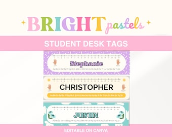 Puede incluir: Etiquetas de escritorio pastel brillantes para estudiantes con los nombres Stephanie, Christopher y Justin. Cada etiqueta tiene una línea numérica, ilustraciones de manos y el texto "Editable on Canva". Las etiquetas son en tonos morado, amarillo y azul.