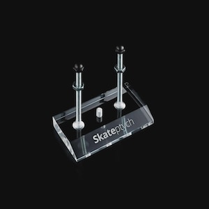 Soporte de pared de acrílico transparente para monopatín, expositor de tablas, diseño moderno.