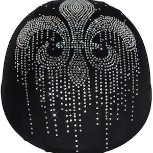 Peut inclure: Casque d'équitation noir avec un motif en forme de fleur de lys incrusté de cristaux.