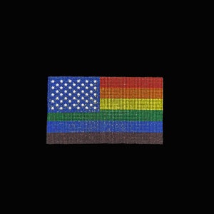 Peut inclure: Un drapeau arc-en-ciel de la fierté avec un champ d'étoiles bleu, représentant le drapeau américain, fait de strass.