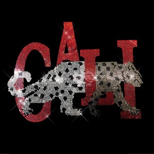 Peut inclure: Lettres "CALI" en strass rouge avec un motif de guépard en strass blanc et noir au milieu.
