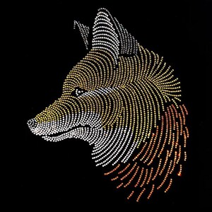 Peut inclure: Profil de tête de renard stylisé, réalisé avec de petits strass scintillants. Le motif passe du blanc à l'or, puis à des pierres cuivrées sur fond noir. L'œil du renard est visible.