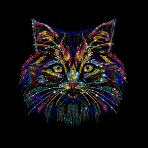 Peut inclure: Un visage de chat coloré fait de strass. La fourrure du chat est un mélange de strass bleus, verts, roses et jaunes. Les yeux du chat sont jaunes et le nez est rose.