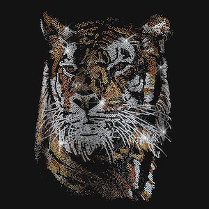 Peut inclure: Un visage de tigre fait de strass scintillants. La fourrure du tigre est un mélange de strass dorés, bruns et argentés. Les yeux du tigre sont noirs et le nez est un strass brun foncé.