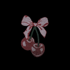 Peut inclure: Un nœud en strass rouge et blanc avec une tige verte et deux cerises rouges. Les cerises sont également recouvertes de strass.