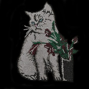Peut inclure: Un chat blanc avec des fleurs vertes et rouges derrière lui. Le chat est fait de strass et a un design scintillant.