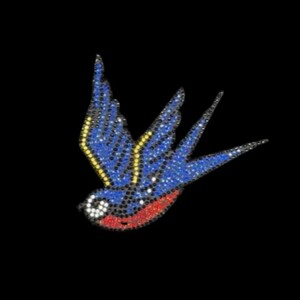 Peut inclure: Un motif d'hirondelle en strass bleu et rouge. L'oiseau est fait de strass et vole vers la droite.