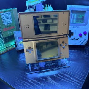 Nintendo DS Lite-ställ i akryl | Säker handhållen hållare | Retro speldekor bild 2