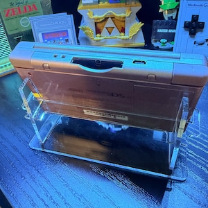 Nintendo DS Lite-ställ i akryl | Säker handhållen hållare | Retro speldekor bild 3