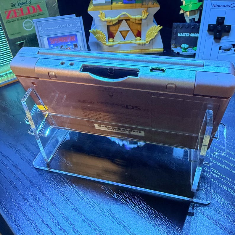 Nintendo DS Lite-ställ i akryl | Säker handhållen hållare | Retro speldekor bild 3