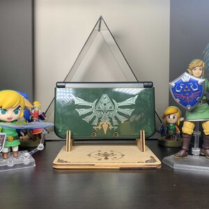 Display your 3DS/2DS or DS with pride! Featuring a variety of styles – including Zelda! The perfect 3DS Stand!