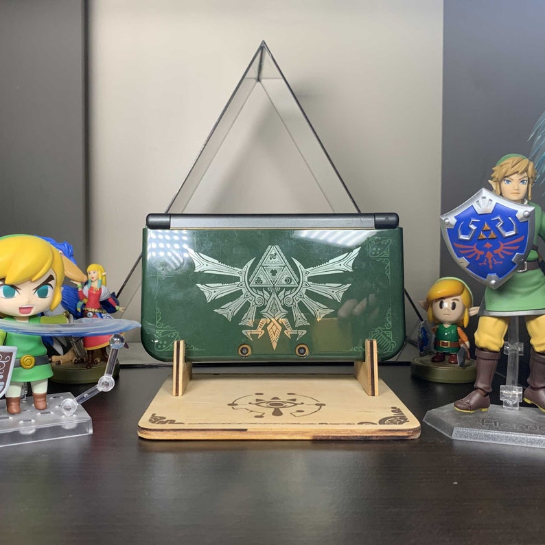 Display your 3DS/2DS or DS with pride! Featuring a variety of styles – including Zelda! The perfect 3DS Stand!