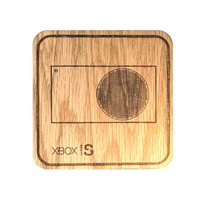 Op de afbeelding: Een houten onderzetter met een lasergegraveerd ontwerp van een Xbox Series S console. De onderzetter is bruin en heeft een lichte houtnerf. De tekst "Xbox Series S" is gegraveerd onder het console-ontwerp.