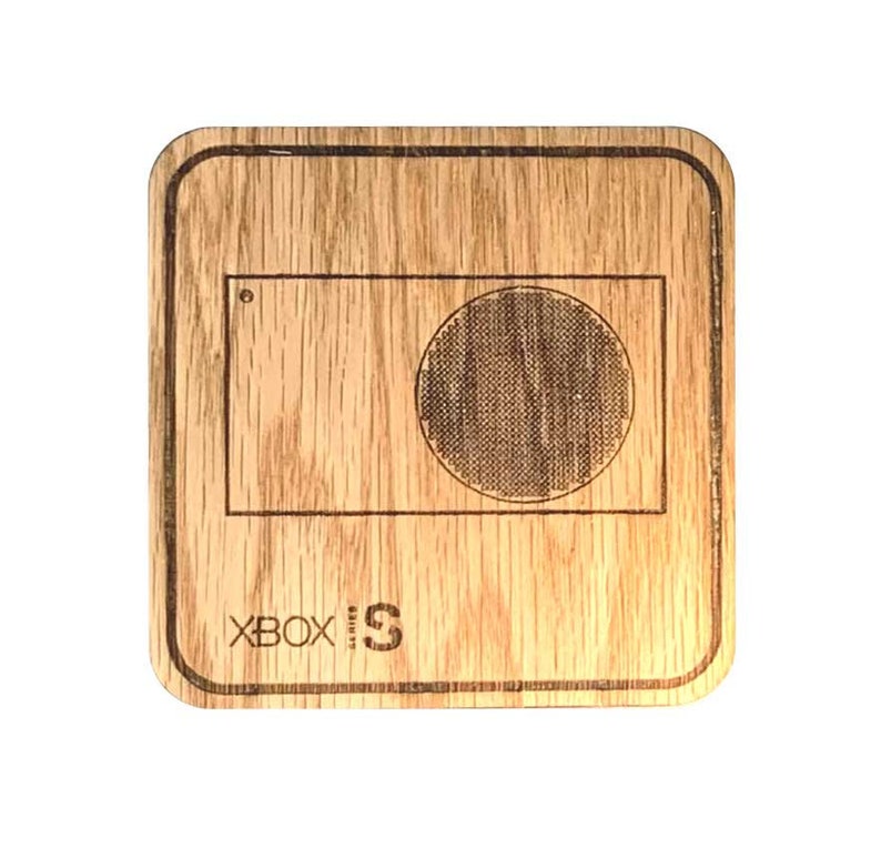 Op de afbeelding: Een houten onderzetter met een lasergegraveerd ontwerp van een Xbox Series S console. De onderzetter is bruin en heeft een lichte houtnerf. De tekst "Xbox Series S" is gegraveerd onder het console-ontwerp.
