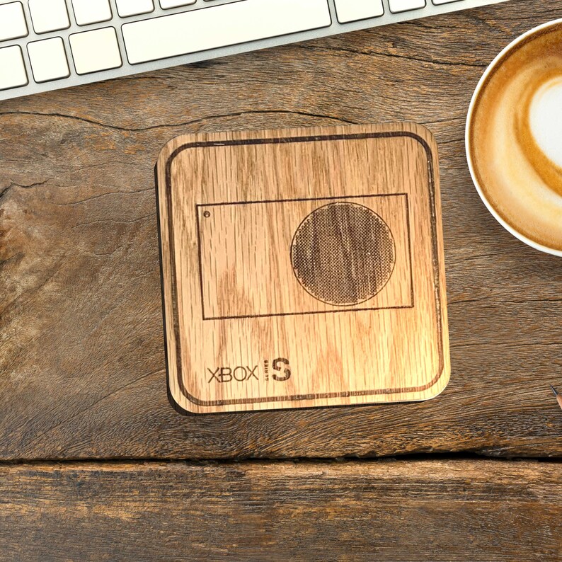 Op de afbeelding: Een houten onderzetter met een lasergegraveerd ontwerp van de Xbox Series S console. De onderzetter is bruin en heeft een natuurlijke houtnerf. De tekst "Xbox Series S" is gegraveerd onder het console-ontwerp.