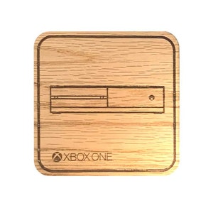 Op de afbeelding: Een houten onderzetter met een lasergegraveerd ontwerp van een Xbox One-console en de tekst "Xbox One".