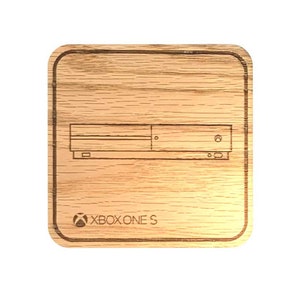 Op de afbeelding: Een houten onderzetter met een lasergegraveerd ontwerp van een Xbox One S console. De onderzetter is bruin en heeft een houtnerfpatroon. De tekst "XBOX ONE S" is ook gegraveerd op de onderzetter.