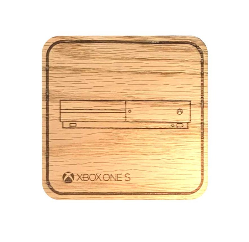 Op de afbeelding: Een houten onderzetter met een lasergegraveerd ontwerp van een Xbox One S console. De onderzetter is bruin en heeft een houtnerfpatroon. De tekst "XBOX ONE S" is ook gegraveerd op de onderzetter.