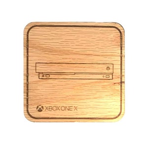 Op de afbeelding: Een houten onderzetter met een lasergegraveerd ontwerp van een Xbox One X console. De onderzetter is bruin en heeft een natuurlijke houtnerf. De tekst "XBOX ONE X" is ook gegraveerd op de onderzetter.