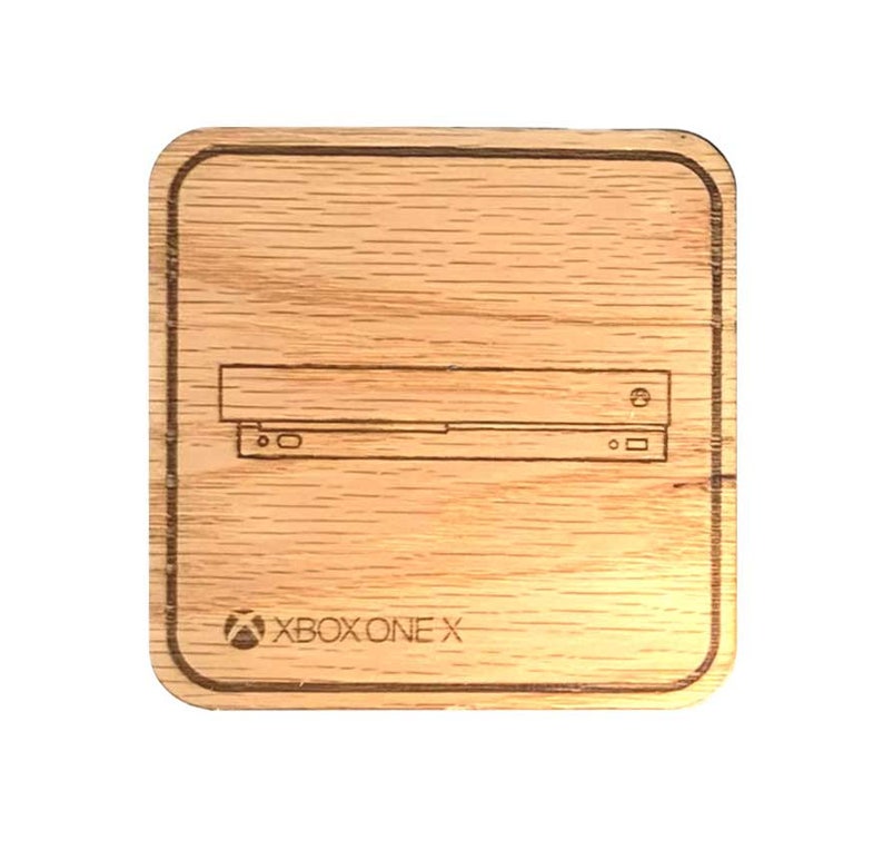 Op de afbeelding: Een houten onderzetter met een lasergegraveerd ontwerp van een Xbox One X console. De onderzetter is bruin en heeft een natuurlijke houtnerf. De tekst "XBOX ONE X" is ook gegraveerd op de onderzetter.